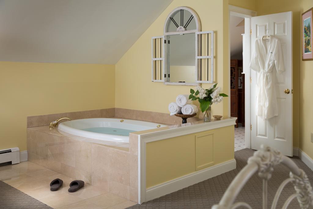 Wolf Cove Inn Poland エクステリア 写真