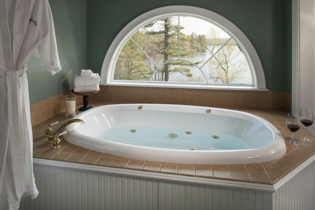 Wolf Cove Inn Poland エクステリア 写真