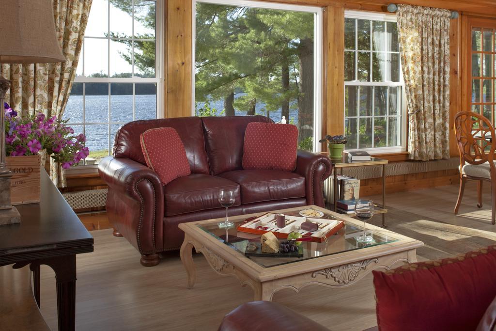 Wolf Cove Inn Poland エクステリア 写真