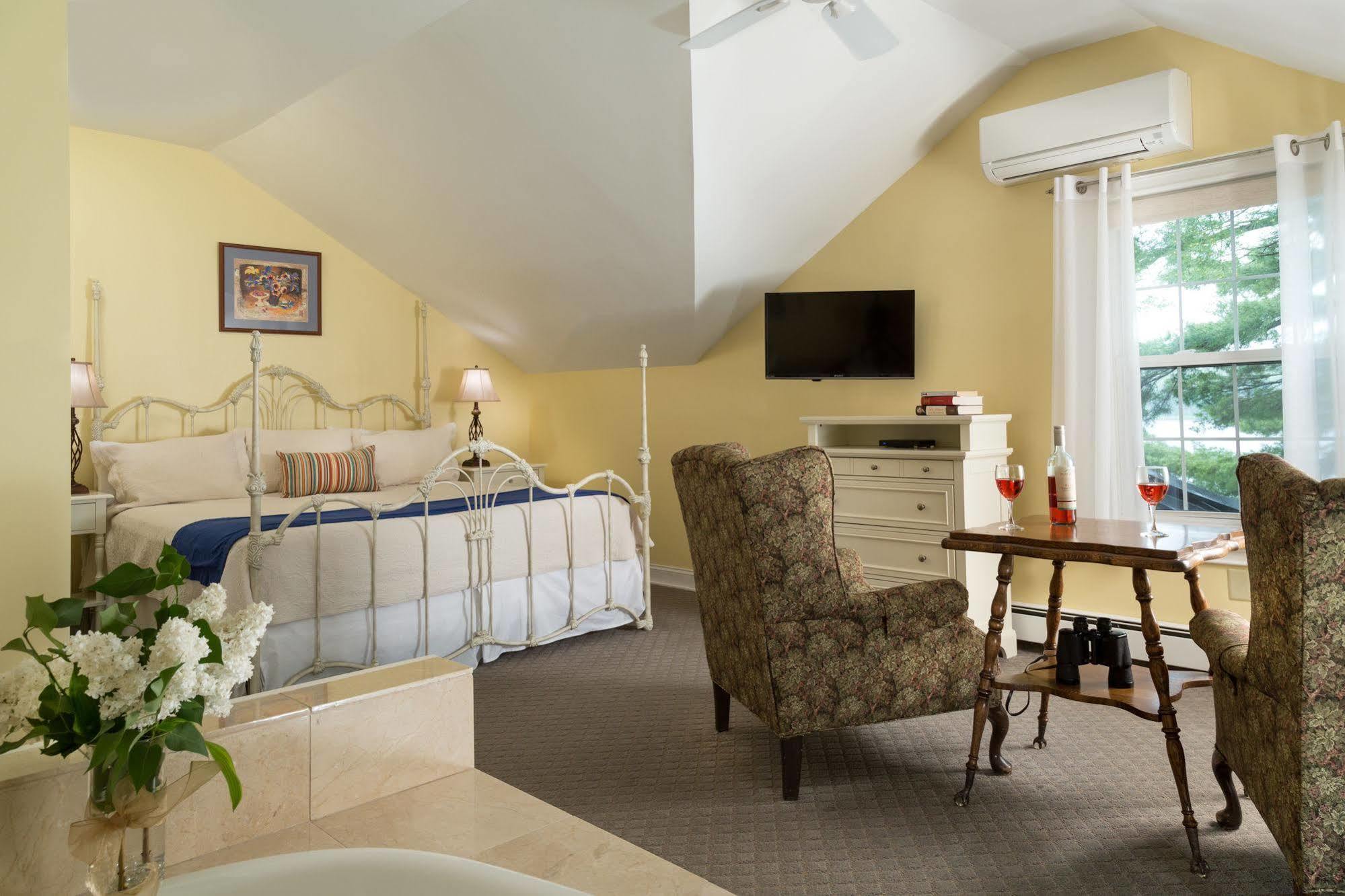 Wolf Cove Inn Poland エクステリア 写真